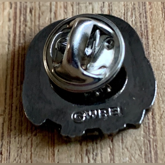 Officially Licensed Enameled Metal Chibi Hedwig HARRY POTTER Owl Badge Pin - Picture 11 of 11